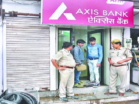 axis bank's atm tried to cutted down